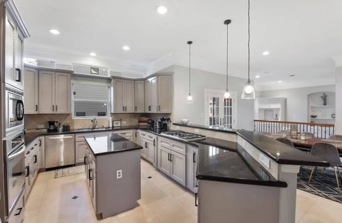 Shady Acres House | Luxurious 6BR/3.5 Wifi And Pool