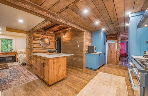 Taos House | Luxurious Log Cabin on a River