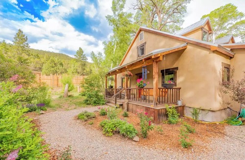 Taos House | Luxurious Log Cabin on a River