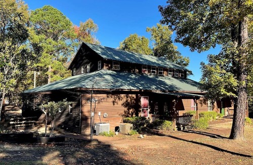 Zwolle Cabin | Luxurious Retreat Cabin with Scenic Pond Views, Expansive Decks, and Resort Amenities Near Zwolle, LA
