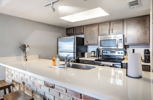 St. Edwards Apartment | Luxury 1-BR Retreat near DT Austin & UT