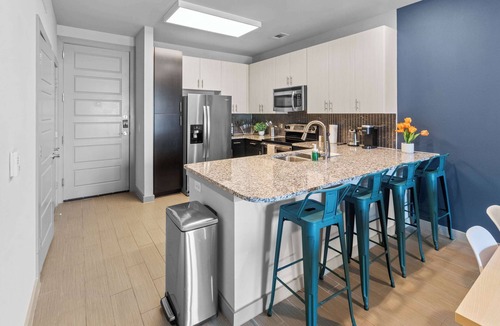 Uptown Apartment | Luxury 1BD | Uptown | Sleeps 4 | Free Parking