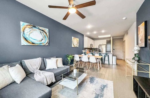 Uptown Apartment | Luxury 1BD | Uptown | Sleeps 4 | Parking