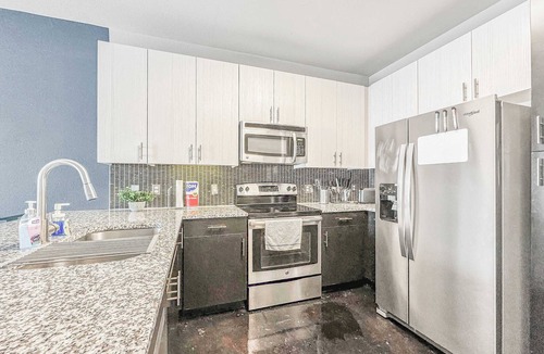 Uptown Apartment | Luxury 1BD | Uptown | Sleeps 4 | Parking