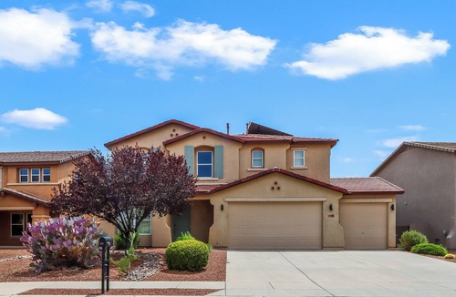 Black Horse House | Luxury 3-Bed 2.5 Bath House Pool Hot Tub Backyard Entertainment In Sunny Tucson