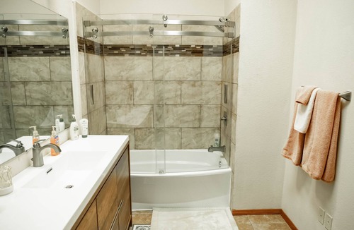 Alamogordo House | Luxury 3 Bedroom Barndominium- **Military and Long Term Stay Discounts!**