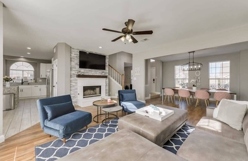 Rowlett House | Luxury 5 BR, Jacuzzi, Gym, Near Lake for large Fam