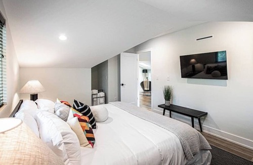 Montopolis House | Luxury Designers Loft Near DT & Airport
