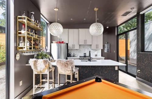 Clarksville House | Luxury Downtown Austin Guest House-2BR/2.5BA-Billiards Lounge-Patio-Parking