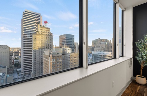 Downtown Dallas Apartment | Luxury Downtown Dallas 17th Floor High-Rise, City View, Pool, Gym & Free Parking