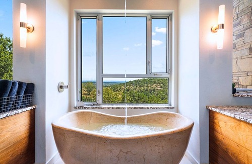 Dripping Springs Cottage | Luxury Hilltop Villa With Hot Tub & Scenic Views