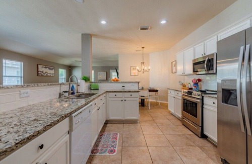 Wetmore House | Luxury Home with Hot-Tub, Pool Table & BBQ by Fiesta Texas & Seaworld