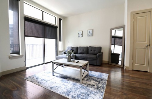 Midtown Apartment | Luxury King Suite/Pool/SkyLounge