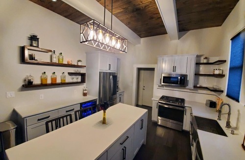 Southtown House | Luxury Lavaca Historic Downtown SA walk to Hemisfair, conventions, Riverwalk