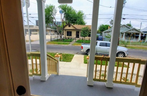 Southtown House | Luxury Lavaca Historic Downtown SA walk to Hemisfair, conventions, Riverwalk