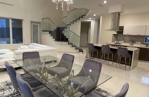 McAllen House | Luxury Modern Home/Pool/3 King Beds