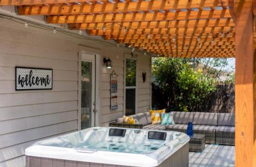 Wetmore House | Luxury Oasis Hot-Tub, Games & BBQ by Fiesta TX
