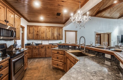 Westminster House | Luxury Ranch Retreat on 100+ Acres Near Dallas w/Pool & Lake Access
