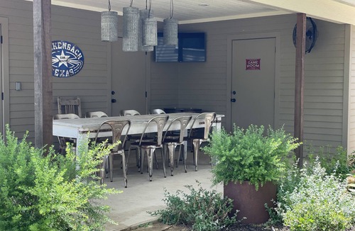 Fredericksburg House | Luxury rental in the heart of Fredricksburg minutes from Main Street.