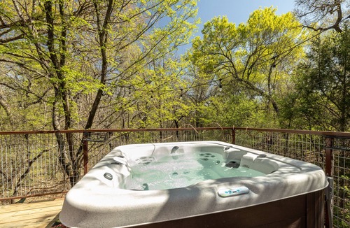 Dennis Cabin | Magical Treehouse on the Brazos River with spiral slide off the deck! 350 acres! Tubing!