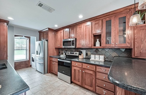 South Arlington House | Mansfield Farmhouse, Hot Tub, Arcade, Near AT&T Stadium, Sleeps 6 + Pets OK