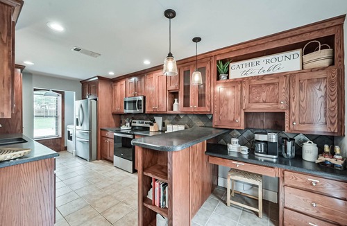 South Arlington House | Mansfield Farmhouse, Hot Tub, Arcade, Near AT&T Stadium, Sleeps 6 + Pets OK