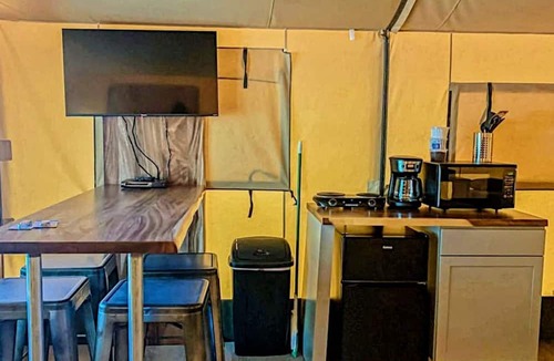 Sutherland Springs RV Rental | Memorable Family Getaway: Safari Tent Glamping in Cibolo, TX
