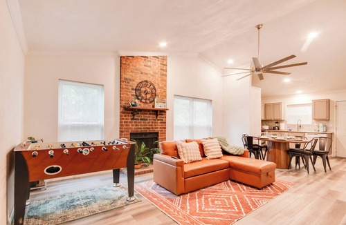 Mesquite House | Mesquite Retreat ~ Near Dallas & Rodeo BBQ Yard Games 2 BR 1.5 BA
