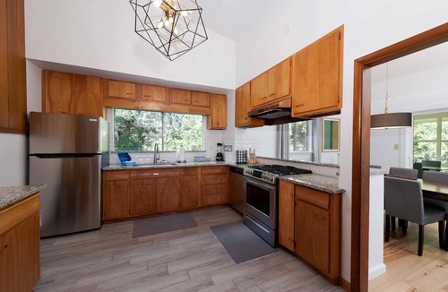 Durango House | Mid Century Mtn Home and a cabin on 3 acres - 10 Min to DGO - AC-Hot Tub