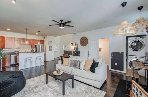 Central Business District Apartment | Midtown Urban Retreat | 2story 1BD/1.5BA Apartment