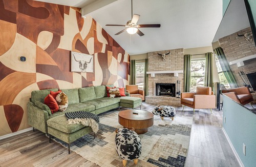 West San Antonio Cottage | Mini Golf, Arcade & Fire Pit! San Antonio Home