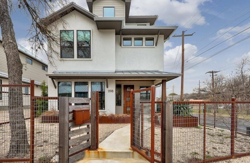 Swede Hill House | Minutes to Rainey St + Downtown, Downtown Views - Stylish Three Story Home - GuestSpaces