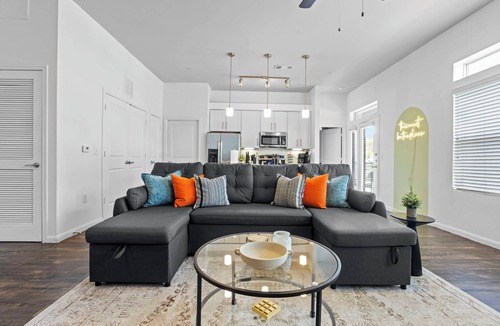 Montopolis Apartment | Modern 2-Bedroom apartment Near Downtown & Airport. Access to Pool + Gym