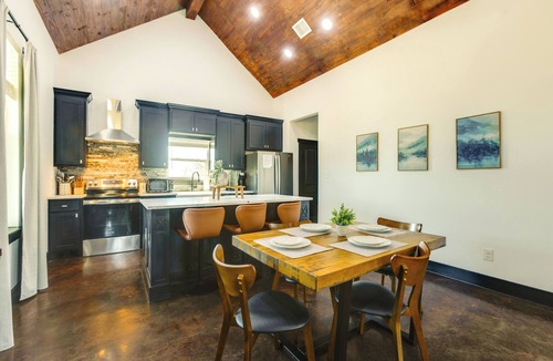 Somerville House | Modern 2BR Near Lake Somerville & Round Top