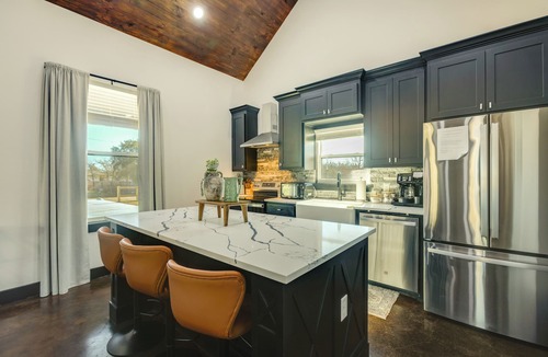 Somerville House | Modern 2BR Near Lake Somerville & Round Top
