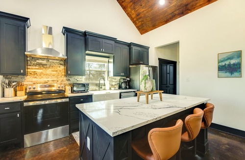 Somerville House | Modern 2BR Near Lake Somerville & Round Top