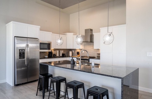 Biggs Field House | Modern 3 Bedroom House with Upgraded Showers