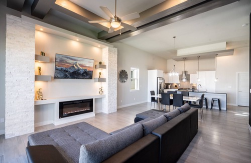 Biggs Field House | Modern 3 Bedroom House with Upgraded Showers