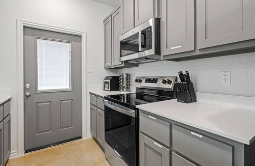 Temple House | Modern 3-Bedroom Near Hospital & Power Plant, Workspaces & Pet-Friendly Yard