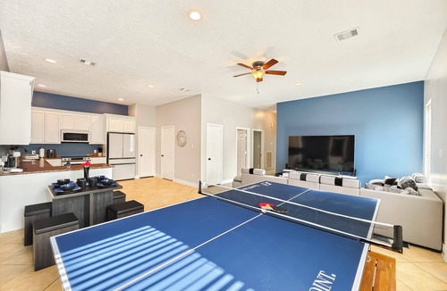 Cloverleaf House | Modern 3 Bedroom with Tons of Games, Pool Table, Ping Pong, 85" TV, BBQ, & More