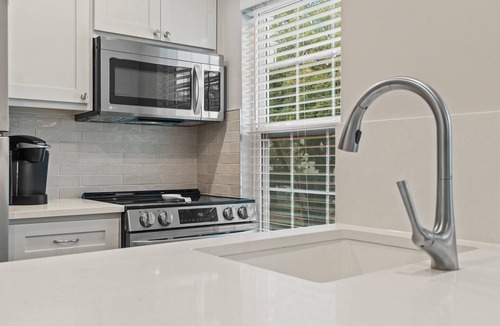 South Congress Condo | Modern 3BR/2BA with large pool in HEART of SOCO!