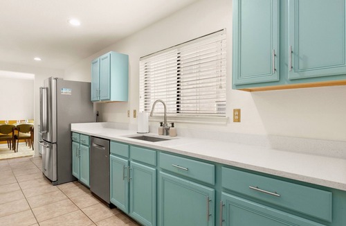 Wetmore House | ​Modern 4BR with Pool & bbq & Fire Pit & Home Theatre &Game Room—Near Six Flags!