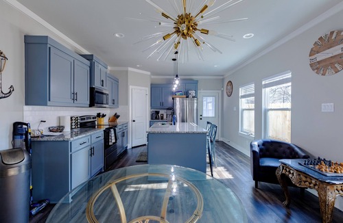 Dallas House | Modern and comfortable 3 BR home near Downtown Dallas w/balcony and yard