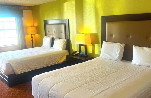 Whitesboro Hotel | Modern and Relaxing 2 Queen Beds Near Lake Dealey - Explore Whitesboro Easily