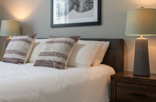 Falconhead Apartment | Modern Apartment in Prime Location (ID3426X15)