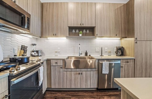 West Oak Hill Apartment | Modern Artistic 2 Bed 2 Bath Condo with Pool and Golf Sim