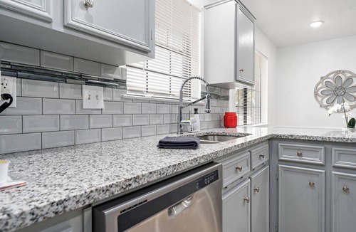 Killeen House | Modern Chic 3/2 Close to Fort Hood, Huge Master Bedroom, Great Neighborhood
