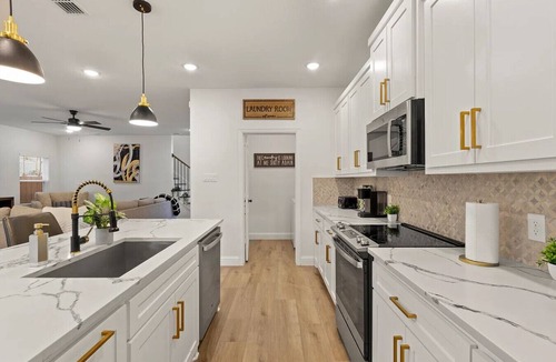 West Dallas House | Modern Dallas Getaway | Sleeps Big | Brand New Build
