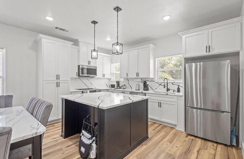 Fort Worth House | Modern Duplex w/EV Charger Near TCU, ATT Stadium & Downtown