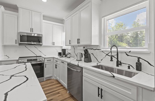 Fort Worth House | Modern Duplex w/EV Charger Near TCU, ATT Stadium & Downtown